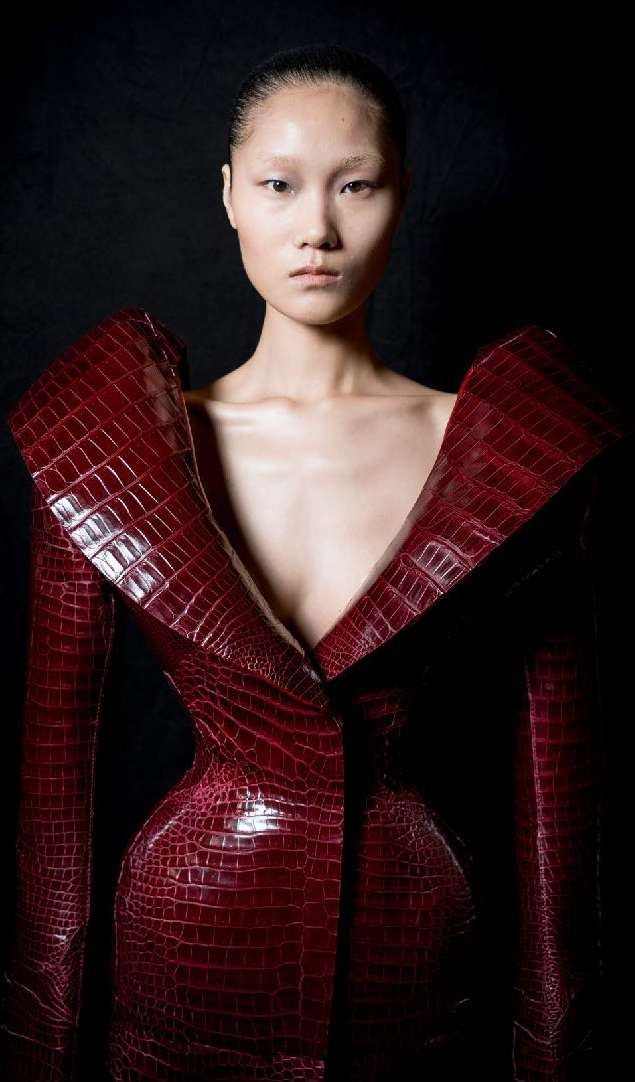 Modella in giacca di coccodrillo rosso, backstage Ashi Studio