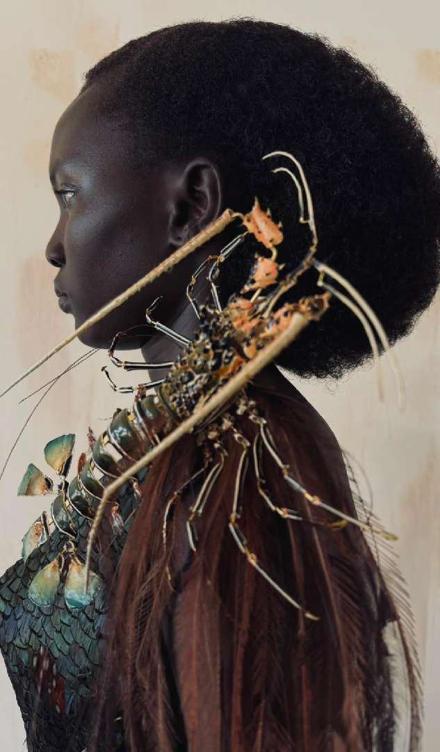 Modella con gioiello a forma di aragosta, Ashi Studio