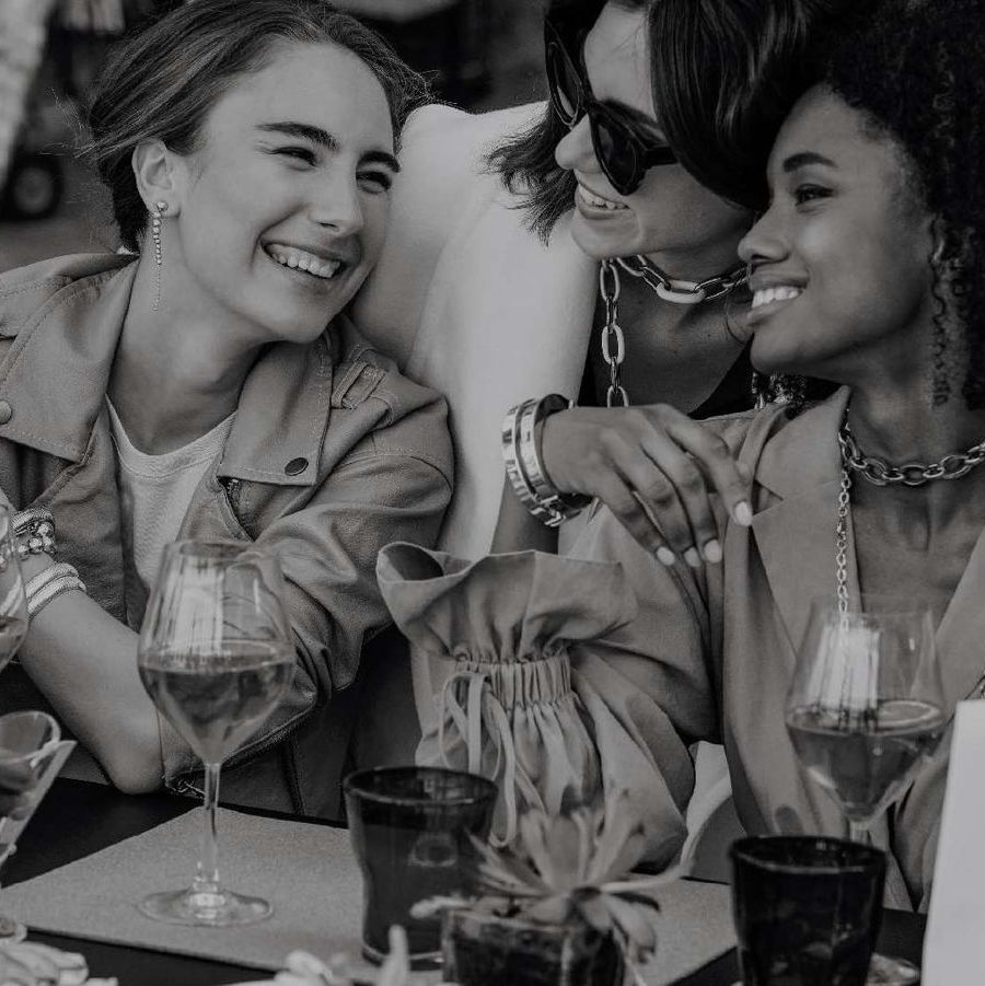 Tre amiche al tavolo con i gioielli Unoaerre