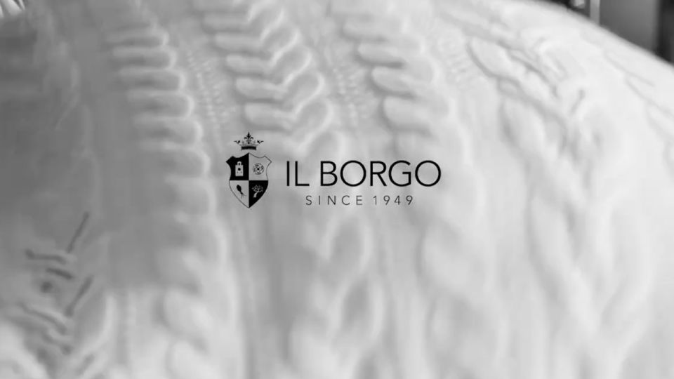 Logo Il Borgo su un maglione in cashmere a trecce