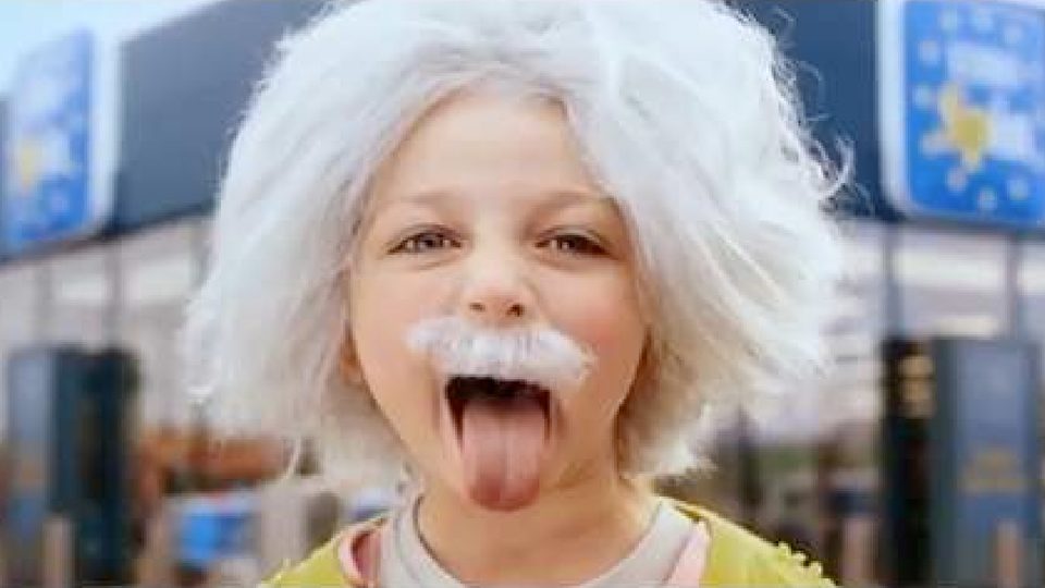 Bambina travestita da scienziato davanti a un punto vendita Eurospin