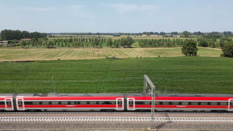 Treno Frecciarossa in corsa tra i campi