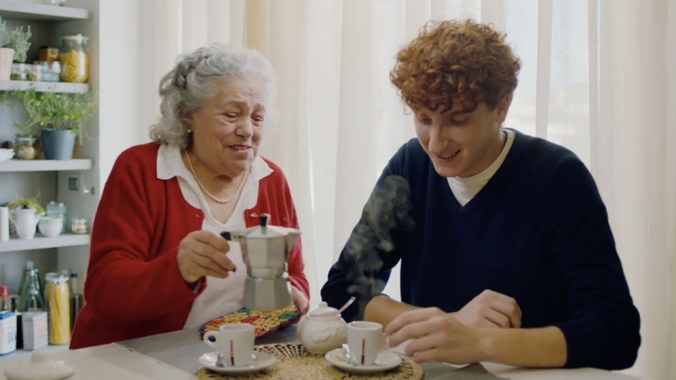 Una nonna versa il caffè dalla moka al nipote, spot Kimbo