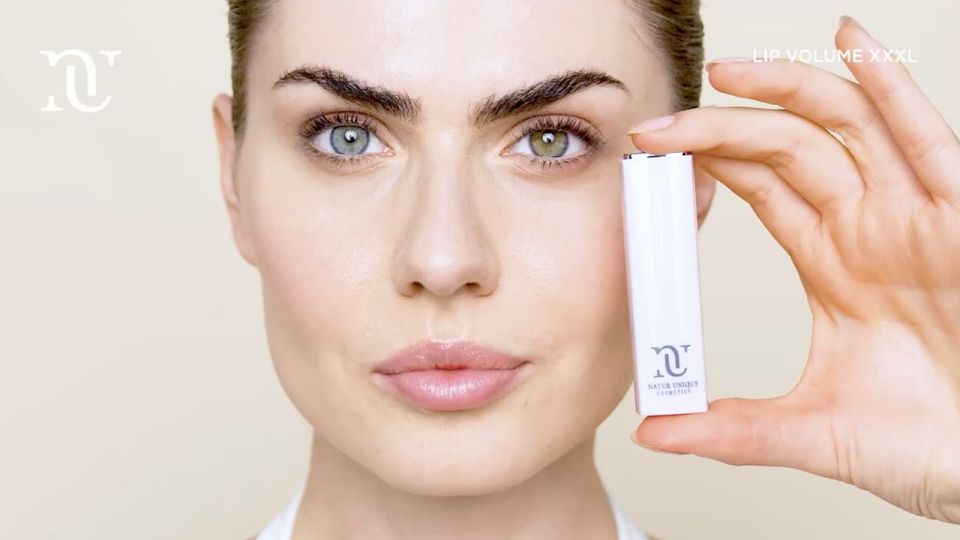 Modella con il rossetto Natur Unique Lip Volume XXXL