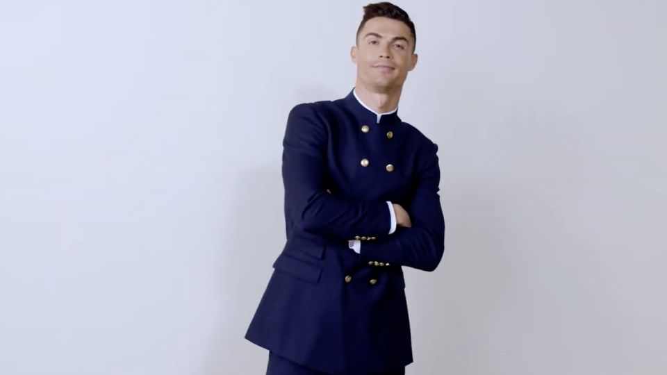 Uomo in giacca blu con bottoni dorati, campagna Seven